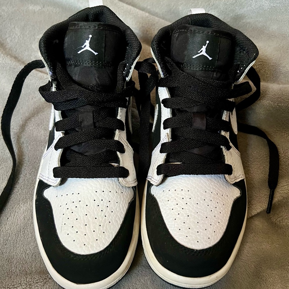 Nike Air Jordan 1 Mid  Tuxedo size 2Y